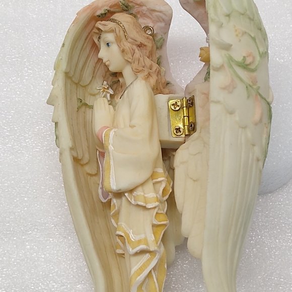 Vintage Angel's Embrace "Christmas Around the World" House of Lloyd Stock #5309 - Picture 12 of 16